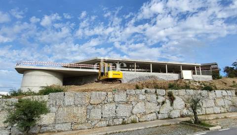 Deslumbrante moradia em construção com piscina e vistas desafogadas em Guimarães.