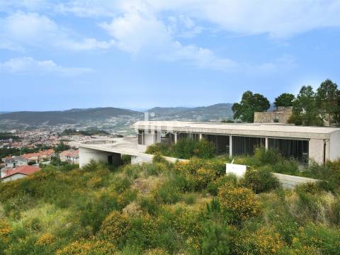 Deslumbrante moradia em construção com piscina e vistas desafogadas em Guimarães.