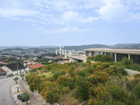 Deslumbrante moradia em construção com piscina e vistas desafogadas em Guimarães.