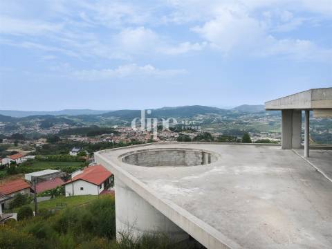 Deslumbrante moradia em construção com piscina e vistas desafogadas em Guimarães.