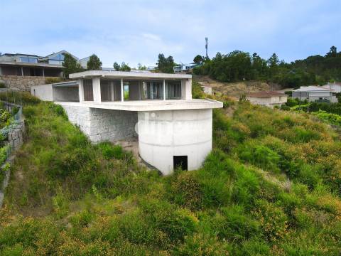 Deslumbrante moradia em construção com piscina e vistas desafogadas em Guimarães.