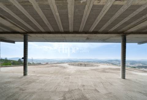 Deslumbrante moradia em construção com piscina e vistas desafogadas em Guimarães.