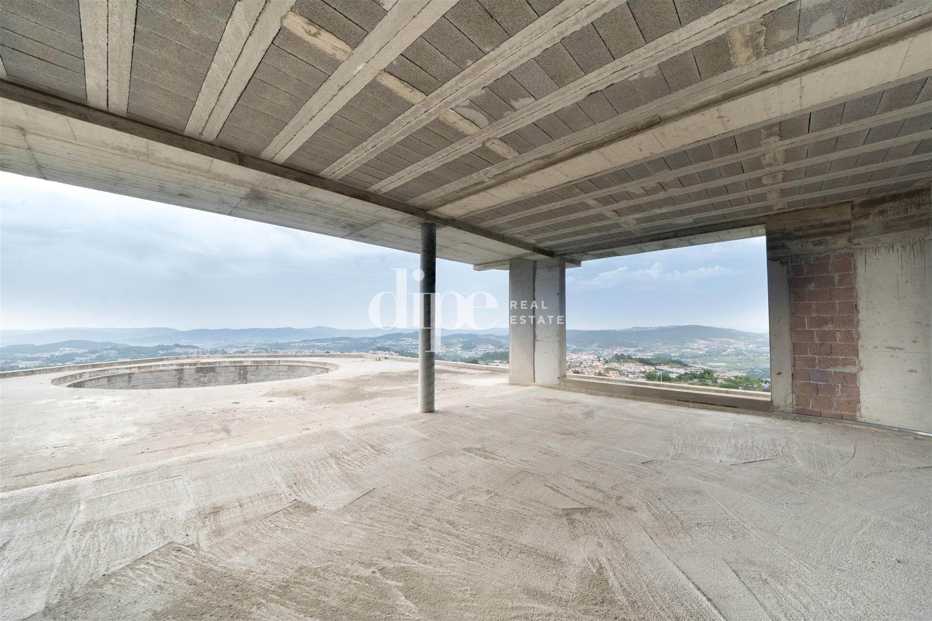 Deslumbrante moradia em construção com piscina e vistas desafogadas em Guimarães.