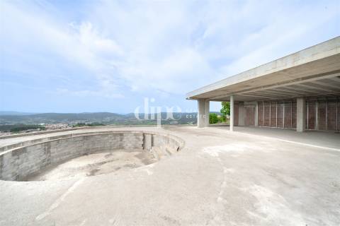Deslumbrante moradia em construção com piscina e vistas desafogadas em Guimarães.