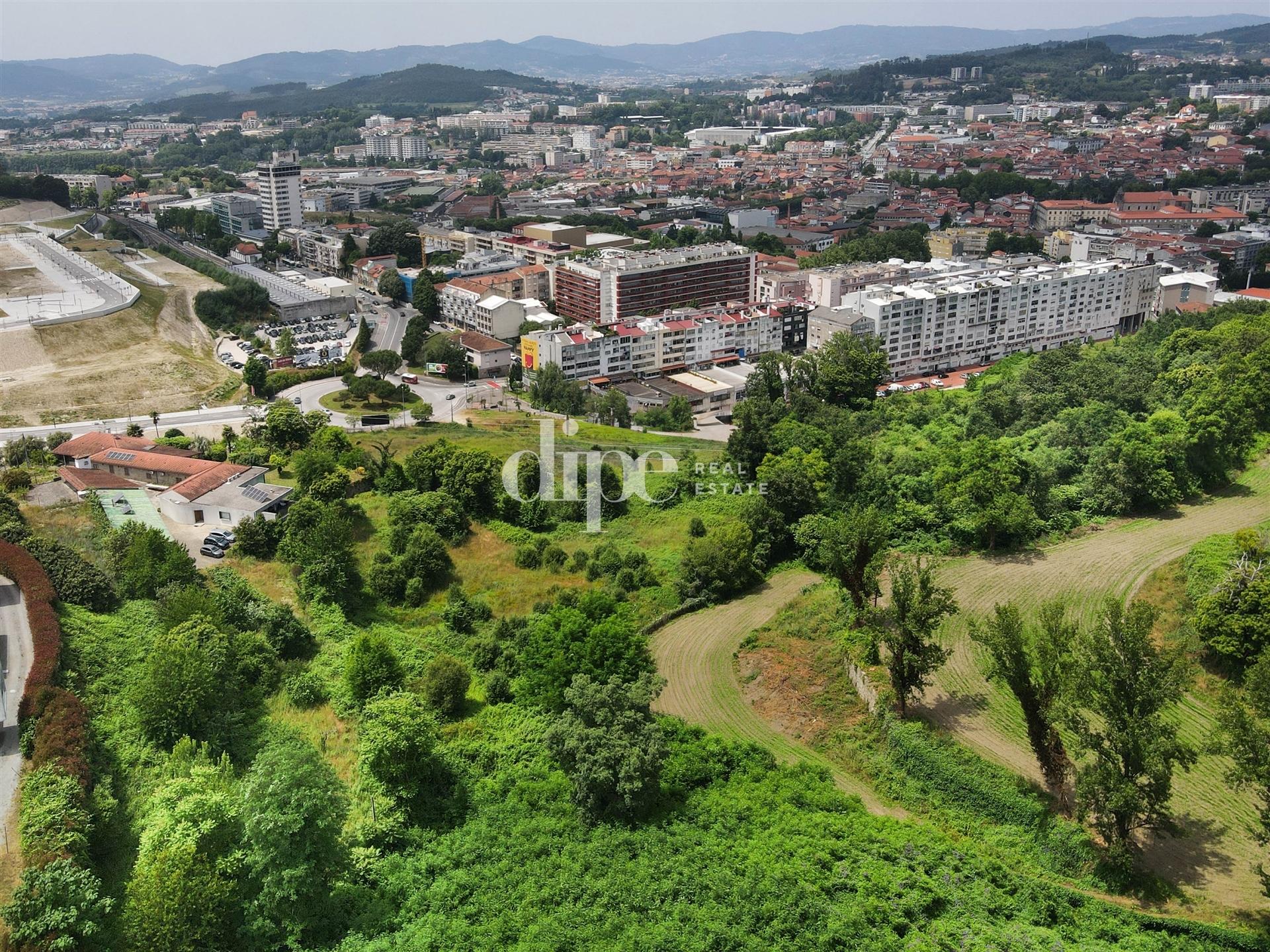 Dois lotes de terreno a 600m da Av. D. João IV