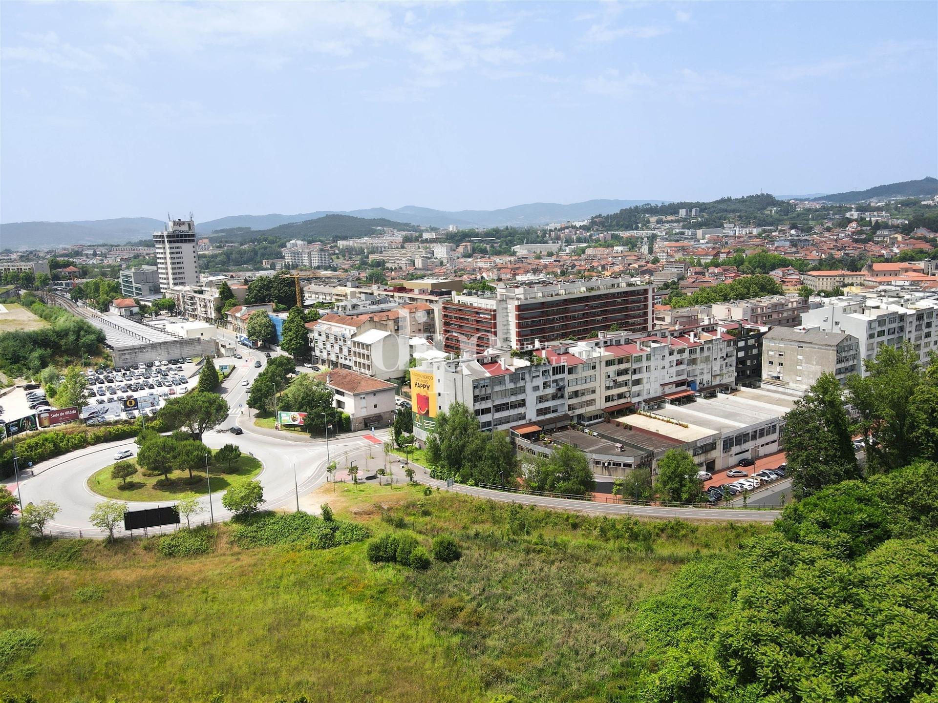 Dois lotes de terreno a 600m da Av. D. João IV