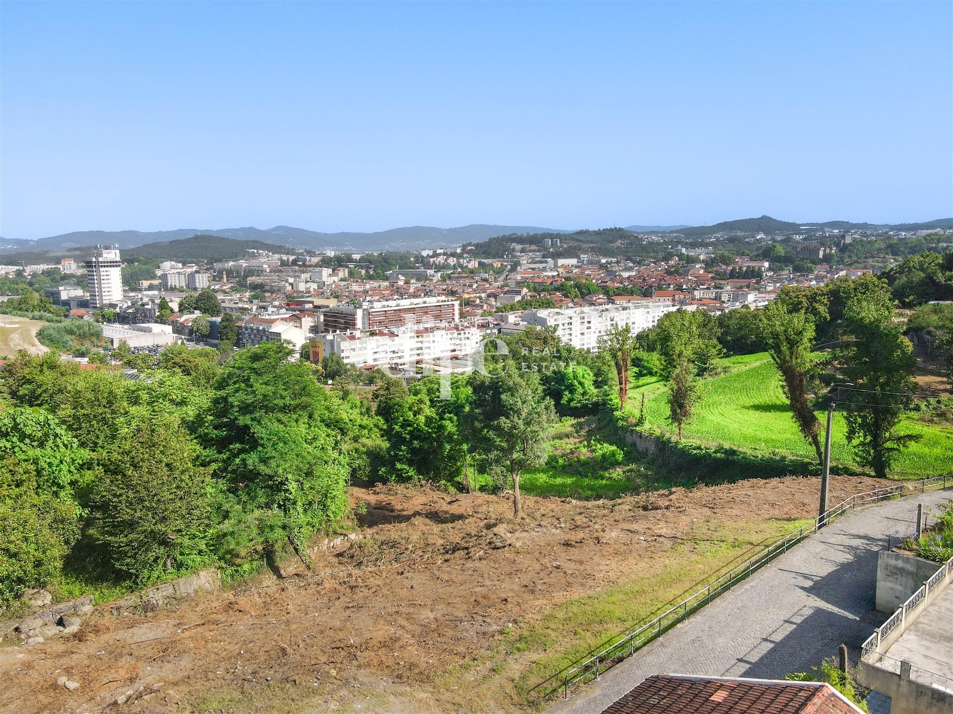 Dois lotes de terreno a 600m da Av. D. João IV