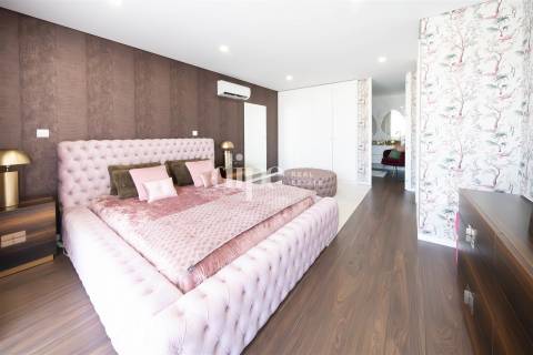 Fantástica moradia T3+1 com piscina e sala de inverno