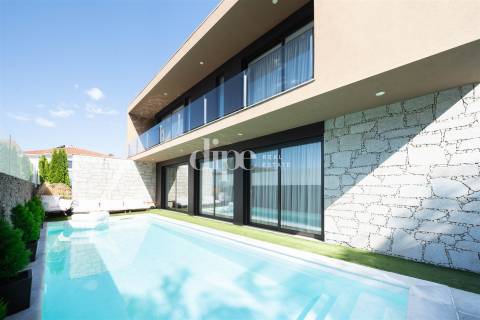 Fantástica moradia T3+1 com piscina e sala de inverno