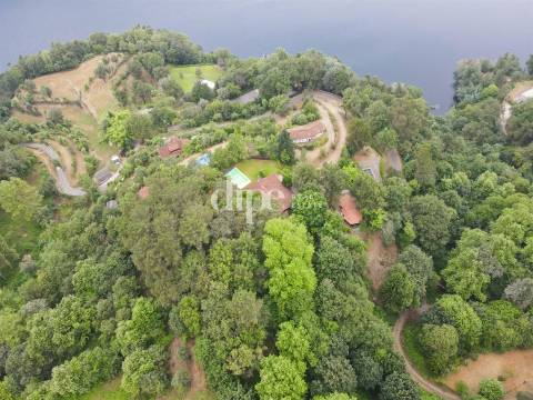 Terreno com 13.714 m2 situado no Gerês.