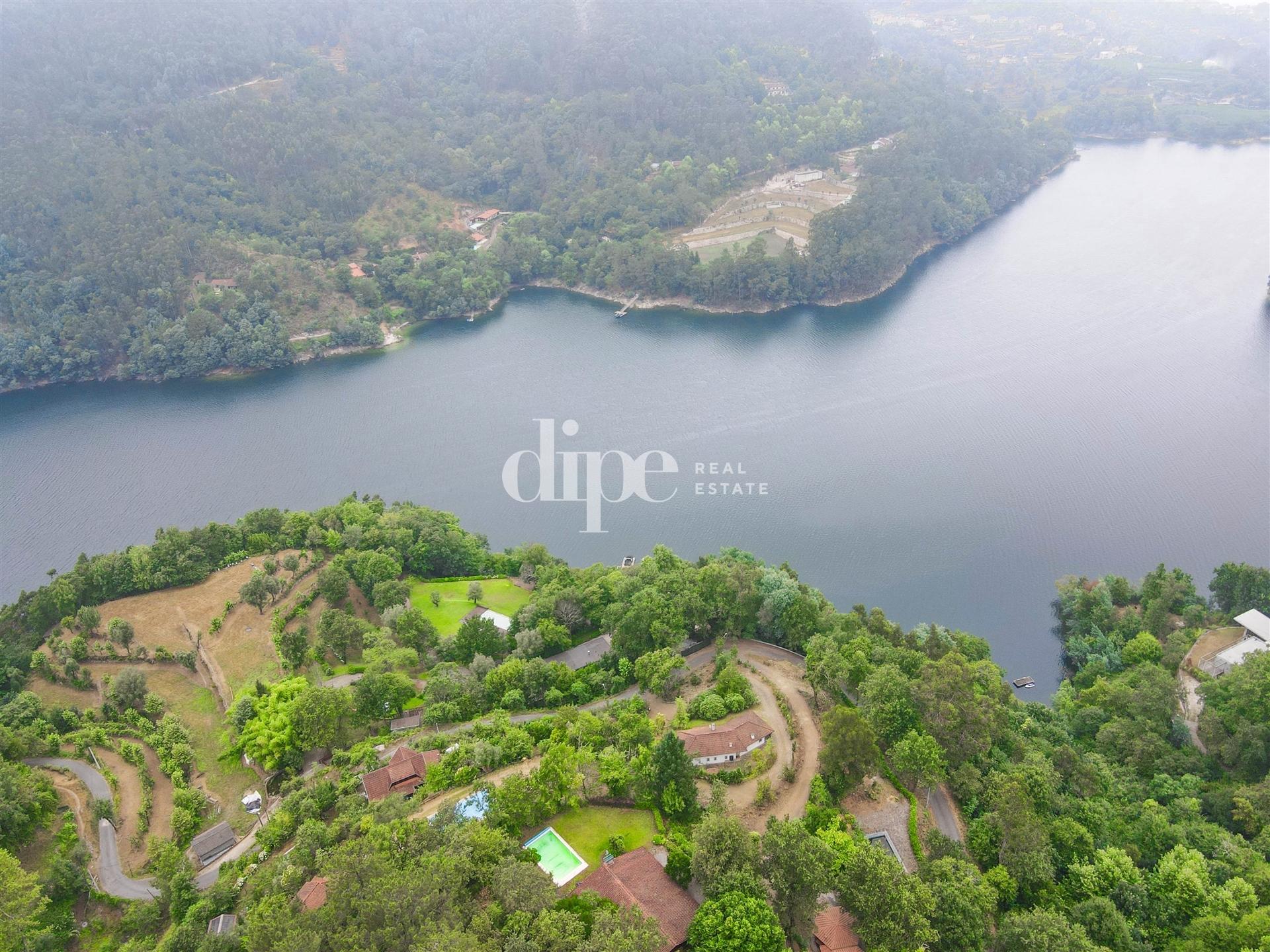 Terreno com 13.714 m2 situado no Gerês.