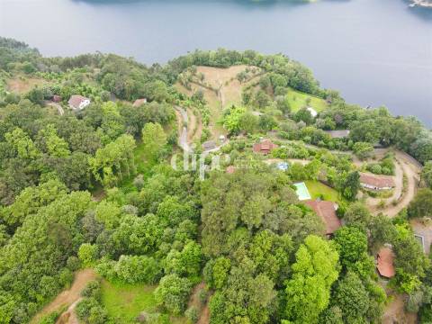 Terreno com 13.714 m2 situado no Gerês.