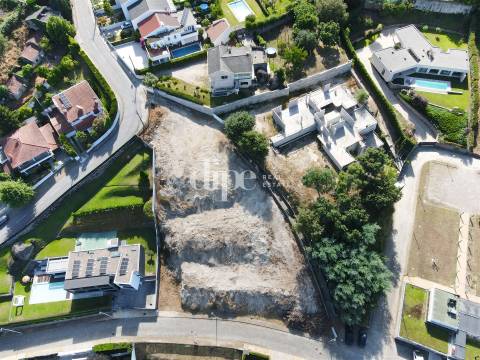 Lote de terreno a 650 metros da Avenida D. João IV, com vistas desafogadas