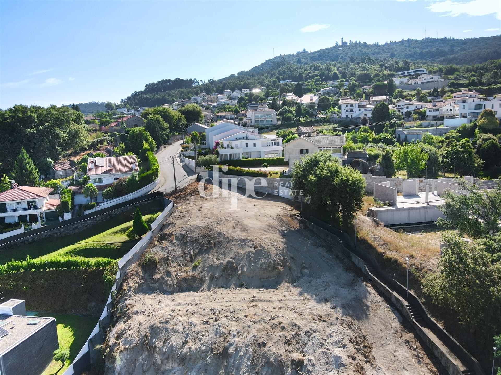 Lote de terreno a 650 metros da Avenida D. João IV, com vistas desafogadas