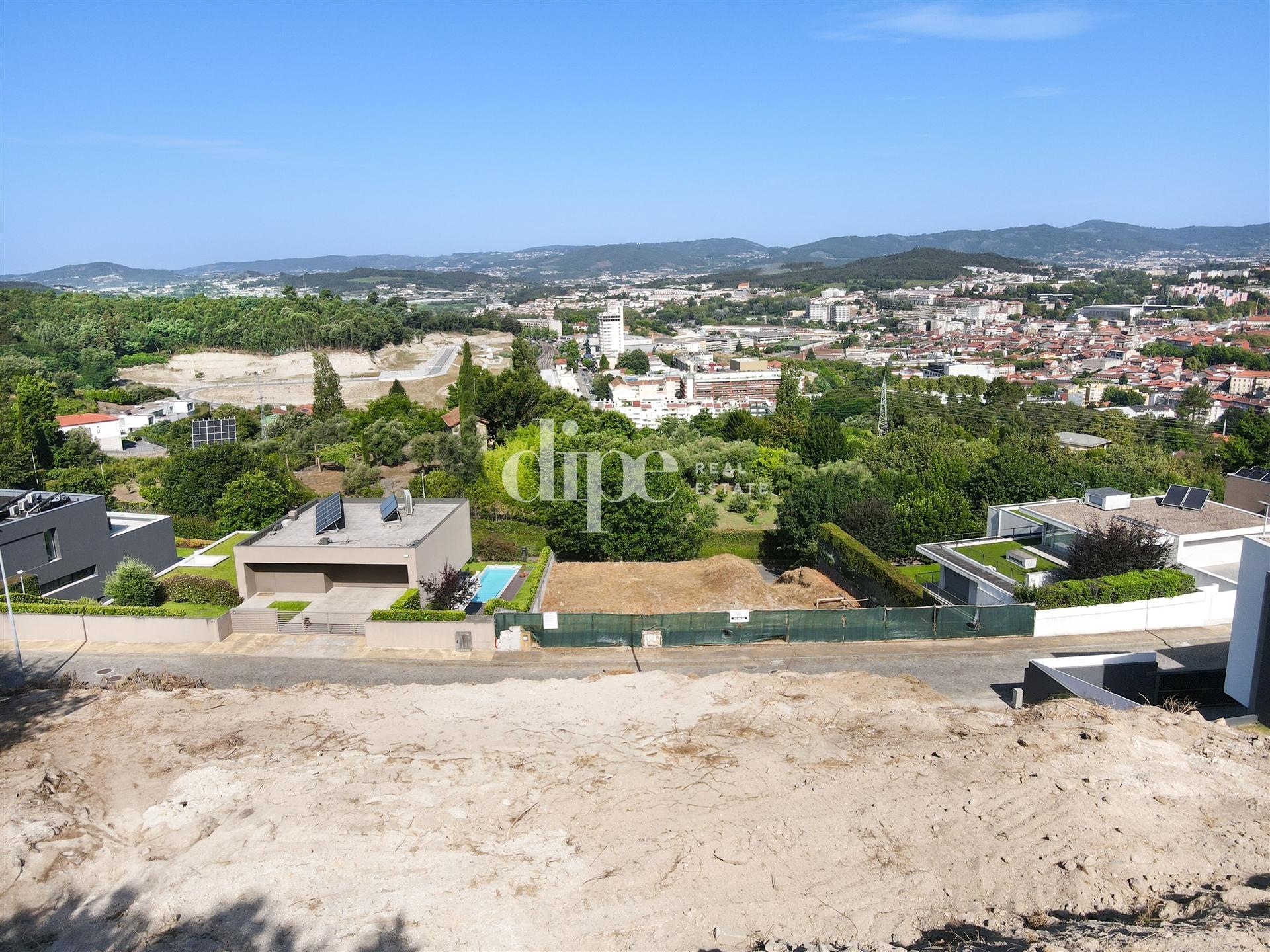 Lote de terreno a 650 metros da Avenida D. João IV, com vistas desafogadas