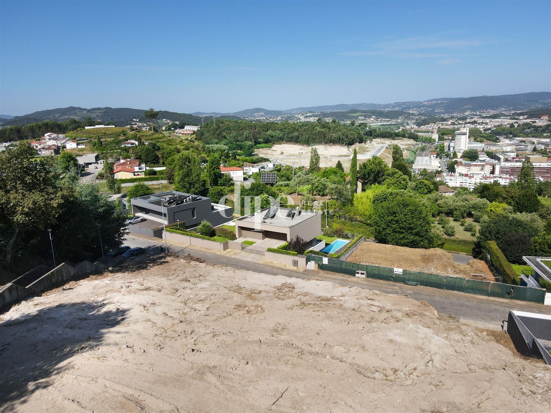 Lote de terreno a 650 metros da Avenida D. João IV, com vistas desafogadas