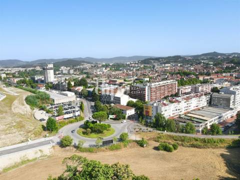 Lote de terreno a 650 metros da Avenida D. João IV, com vistas desafogadas