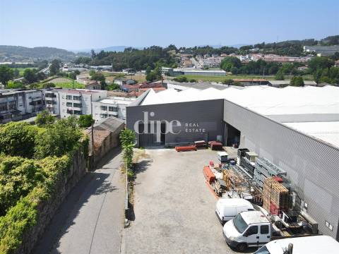 Arrendamento &#124; Armazém de 2.434 m2 com escritório em Guimarães