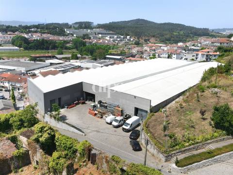 Arrendamento &#124; Armazém de 2.434 m2 com escritório em Guimarães