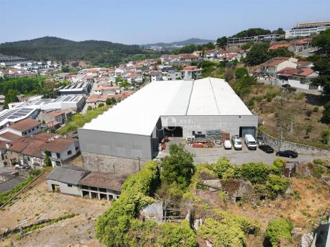 Arrendamento &#124; Armazém de 2.434 m2 com escritório em Guimarães