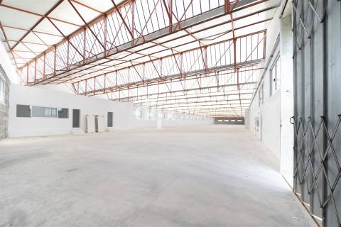 Arrendamento &#124; Armazém de 2.434 m2 com escritório em Guimarães