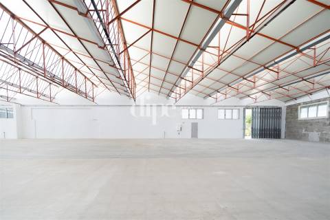 Arrendamento &#124; Armazém de 2.434 m2 com escritório em Guimarães