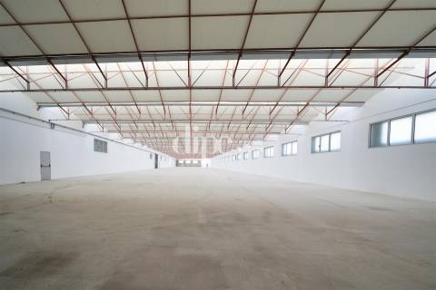 Arrendamento &#124; Armazém de 2.434 m2 com escritório em Guimarães