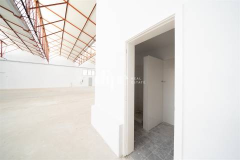 Arrendamento &#124; Armazém de 2.434 m2 com escritório em Guimarães