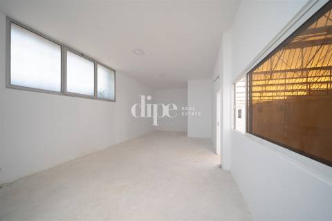 Arrendamento &#124; Armazém de 2.434 m2 com escritório em Guimarães