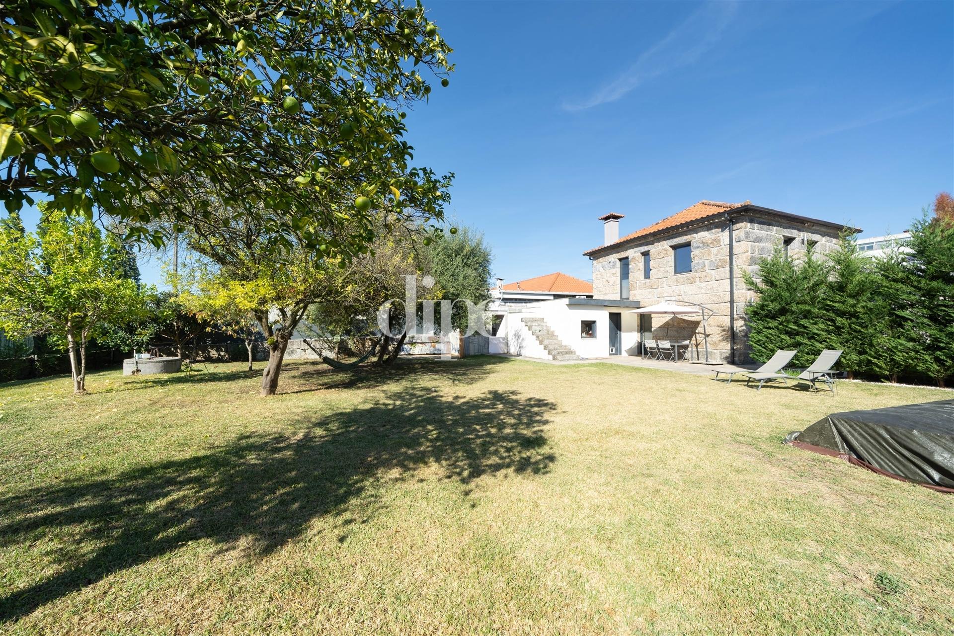 Moradia T3 com ampla zona exterior