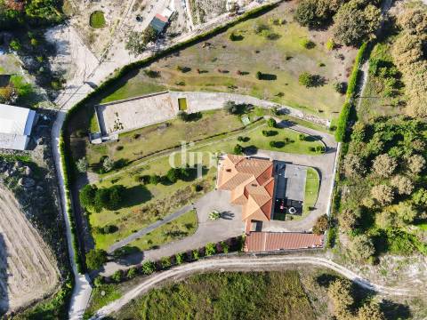 Luxuosa Quinta T4 inserida num terreno com 12.600m2
