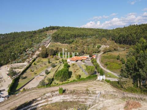 Luxuosa Quinta T4 inserida num terreno com 12.600m2