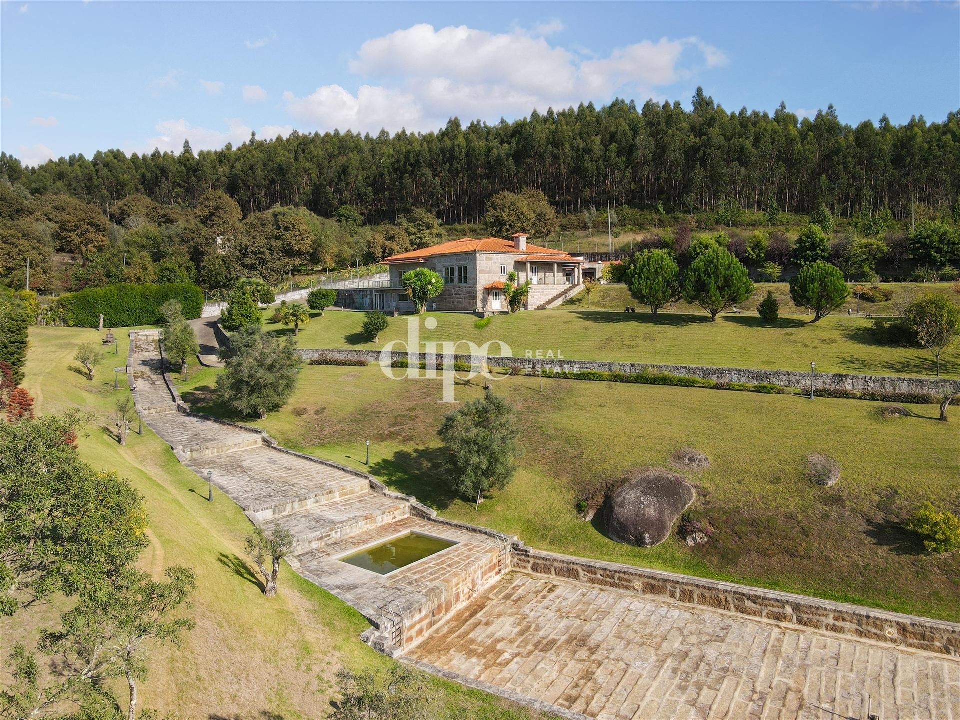 Luxuosa Quinta T4 inserida num terreno com 12.600m2