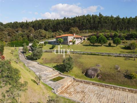 Luxuosa Quinta T4 inserida num terreno com 12.600m2