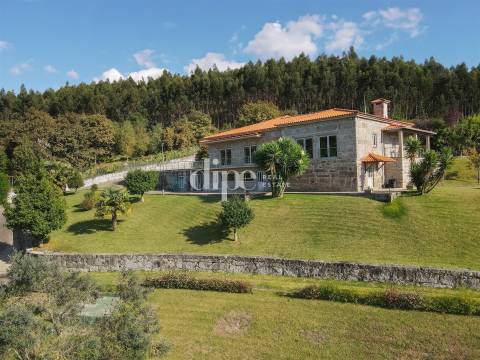 Luxuosa Quinta T4 inserida num terreno com 12.600m2