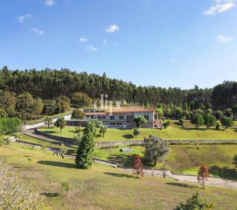 Luxuosa Quinta T4 inserida num terreno com 12.600m2