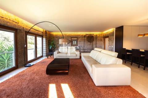 Luxuosa Quinta T4 inserida num terreno com 12.600m2