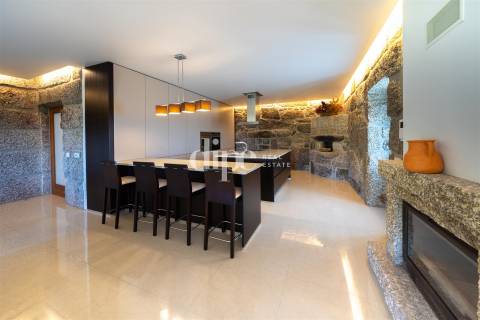 Luxuosa Quinta T4 inserida num terreno com 12.600m2