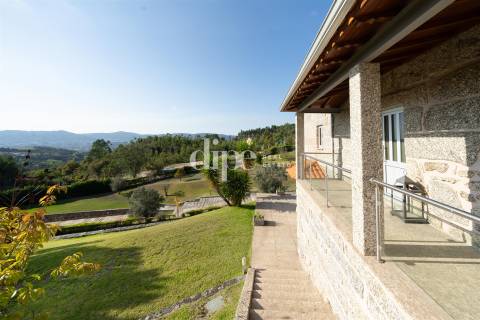 Luxuosa Quinta T4 inserida num terreno com 12.600m2