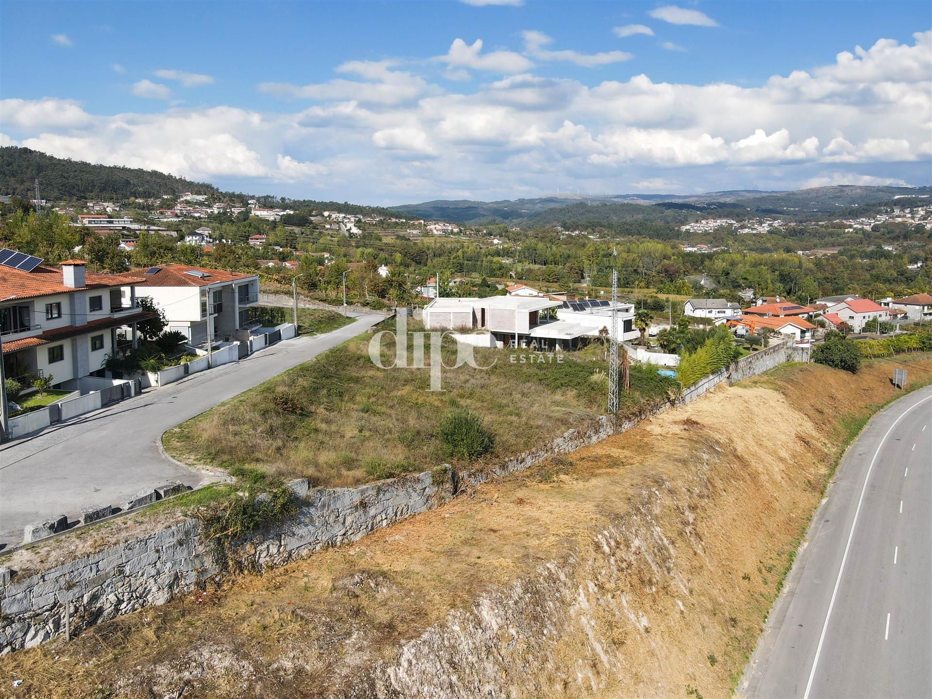 Terreno com 710m2 e projeto aprovado em Golães, Fafe