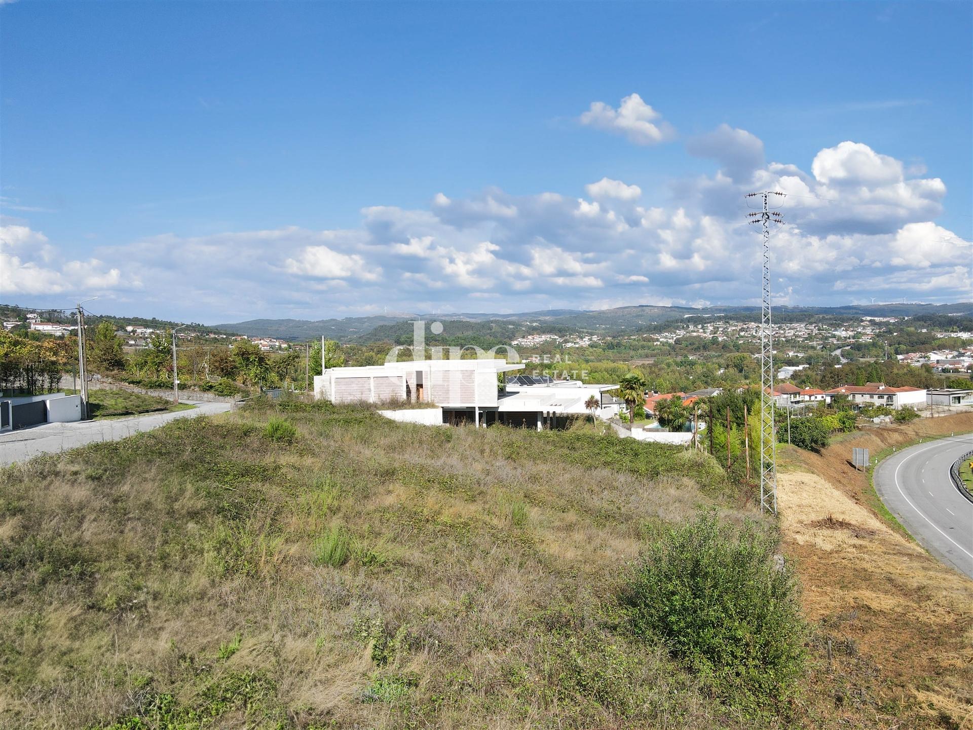 Terreno com 710m2 e projeto aprovado em Golães, Fafe