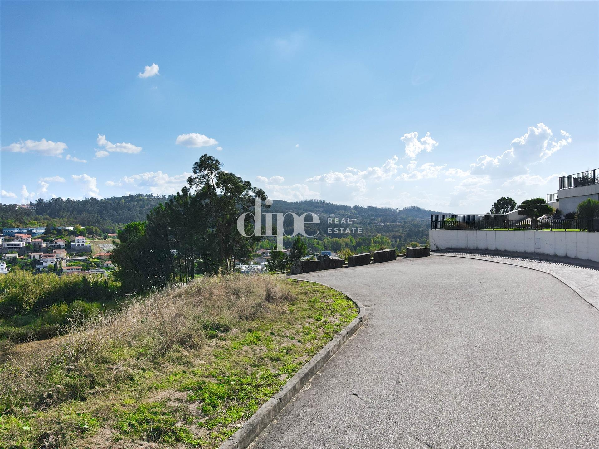 Terreno com 710m2 e projeto aprovado em Golães, Fafe