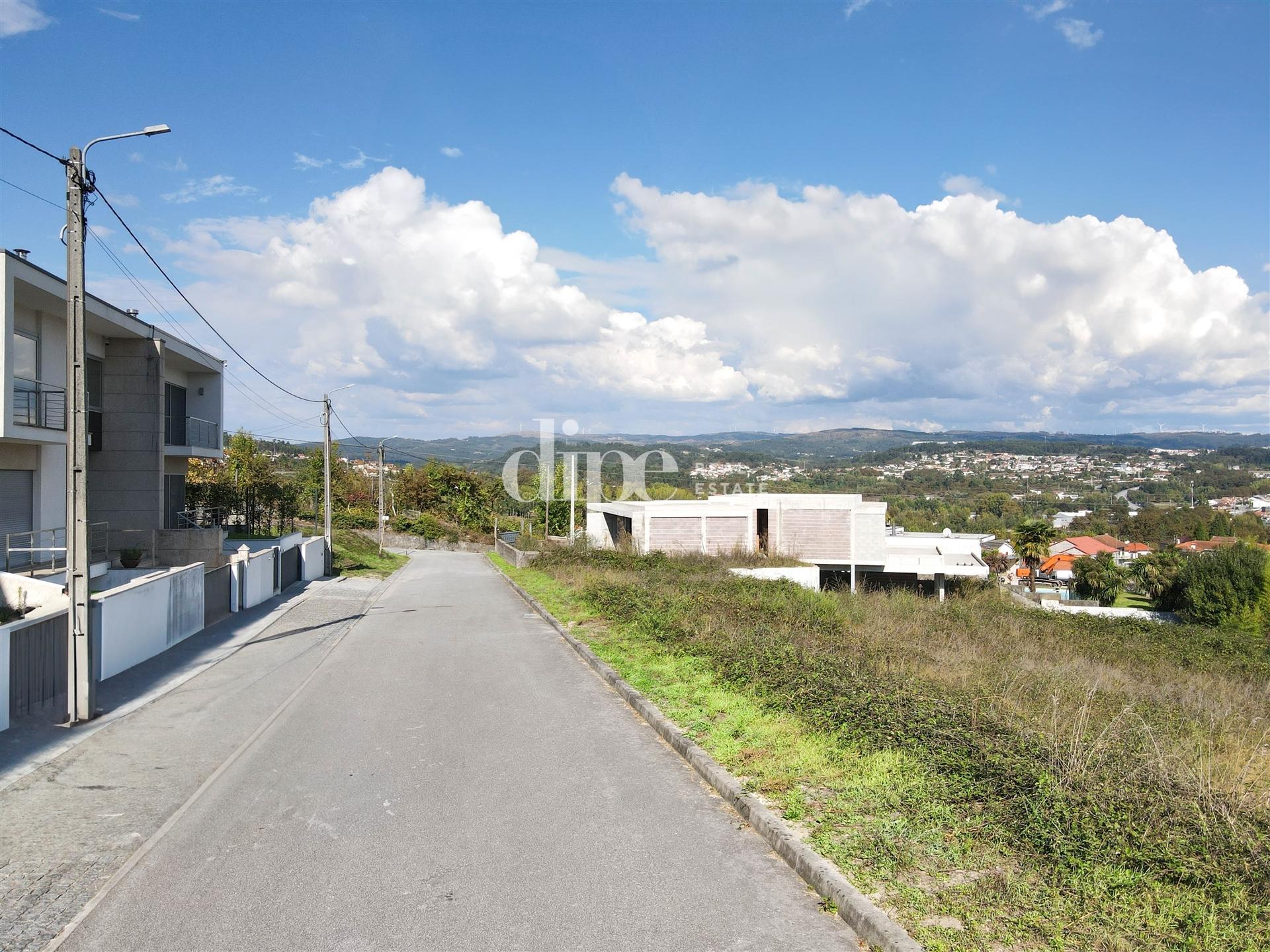 Terreno com 710m2 e projeto aprovado em Golães, Fafe