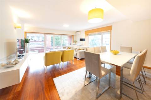 Apartamento T3 situado na Av. D. João IV