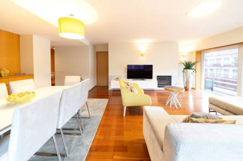 Apartamento T3 situado na Av. D. João IV