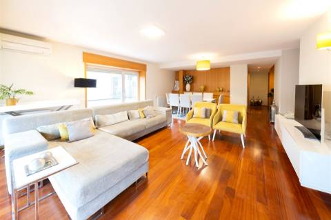 Apartamento T3 situado na Av. D. João IV