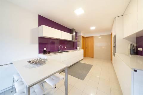 Apartamento T3 situado na Av. D. João IV