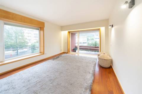 Apartamento T3 situado na Av. D. João IV