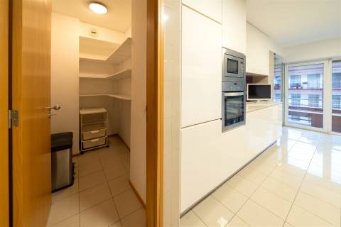 Apartamento T3 situado na Av. D. João IV