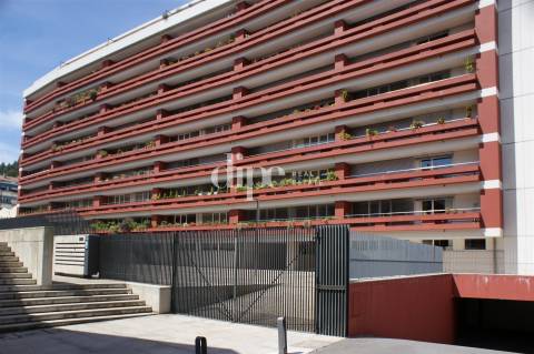 Apartamento T3 situado na Av. D. João IV